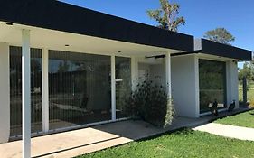 Casa frente al lago en barrio privado